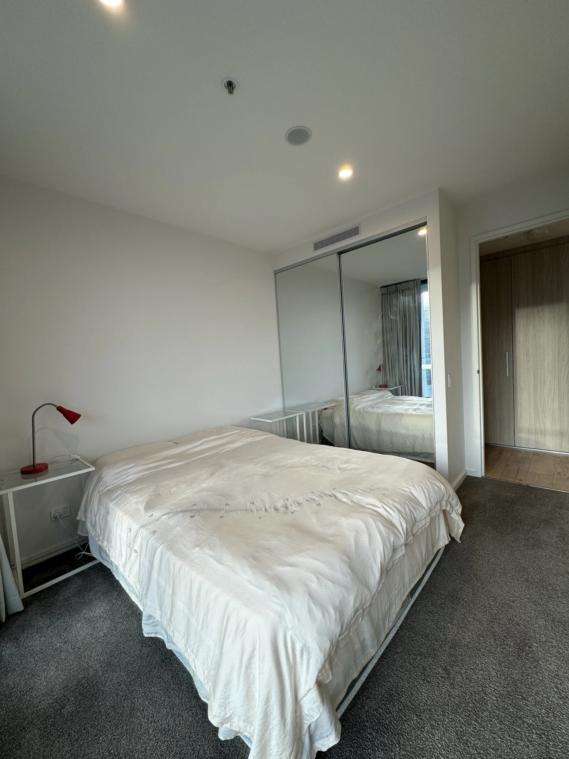 city商业街对面近ANU带车位